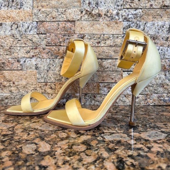 Alexander McQueen Ankle Strap Sandal Pale Yellow - Picture 4 of 16